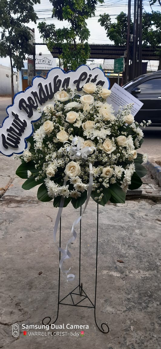 standing flowers white